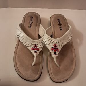 Minnetonka Sandals Women's 8 Silverthorne White Leather Fringe Beaded Thongs
